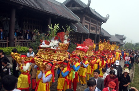Náo nức khai hội ngôi chùa lớn nhất Việt Nam - 7 Lễ rước kiệu vượt hàng kilomet lên chùa cổ