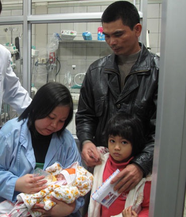 Bé sơ sinh đơn độc trong bệnh viện đoàn tụ với gia đình - 3 Em đã được đoàn tụ với gia đình