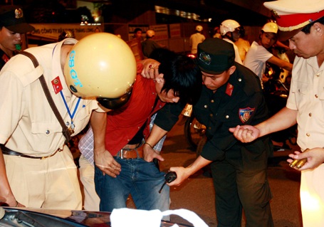 Công an Hà Nội thu súng trong người một đối tượng