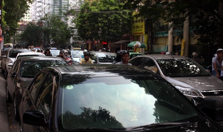 Nhiền người phóng xe qua dải phân cách giữa hai làn đường tìm cách thoát thân