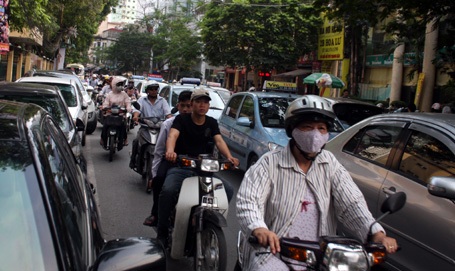 Xe máy luồn lách qua ô tô