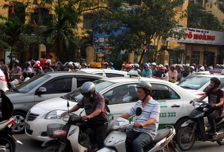 Dòng xe ngược xuôi khiến giao thông hỗn loạn