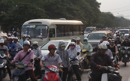 Dòng xe ngược xuôi khiến giao thông hỗn loạn