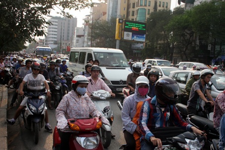 Trên đường Đại Cồ Việt ô tô, xe máy xếp thành hàng dài