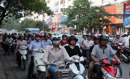 Nhiều người tìm cách đi ngược chiều để tránh những nút giao thông ùn tắc