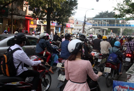 Nhiều người tìm cách đi ngược chiều để tránh những nút giao thông ùn tắc