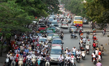 Ô tô, xe máy bị giam ở nút giao Xã Đàn - Khâm Thiên