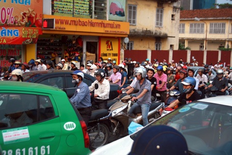 Ô tô, xe máy bị giam ở nút giao Xã Đàn - Khâm Thiên