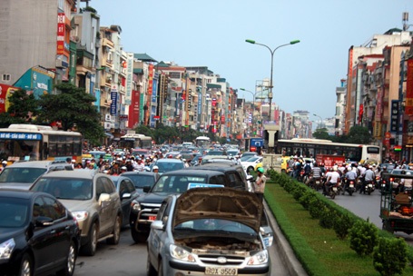 Cuối giờ chiều nhiều người đổ ra đường về quê nghỉ Giỗ tổ