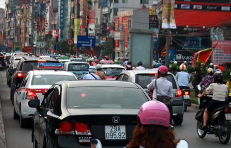 Đầu hầm Kim Liên giao thông cũng ùn ứ