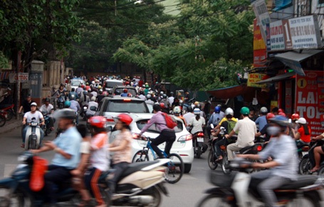 Ngay cả những tuyến phố ngày thường ít người đi lại hôm nay cũng ùn tắc