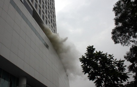Khói bốc ra nghi ngút trên tầng 5 tòa nhà