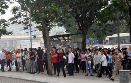 Hàng trăm người hoảng loạn khi chứng kiến đám cháy