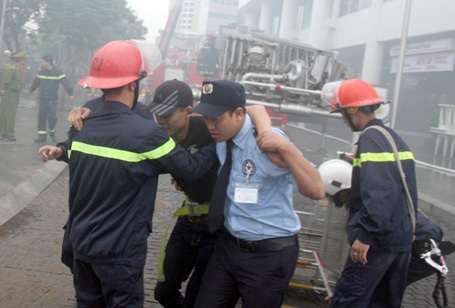 Bốn người mắc kẹt được đưa xuống đất an toàn