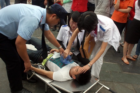 Một nạn nhân được các bác sĩ, y tá sơ cứu tại hiện trường
