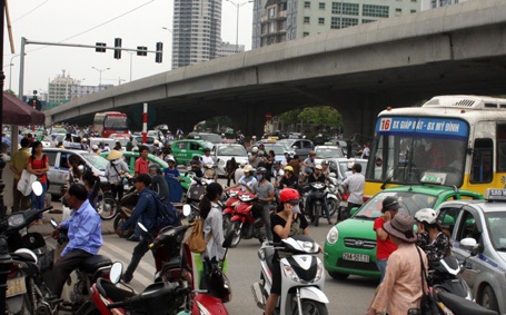 Ngay từ đầu giờ chiều 26/4, cổng bến xe Mỹ Đình đông nghẹt người