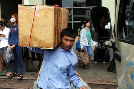 Tay xách nách mang, chật vật tìm nhà xe