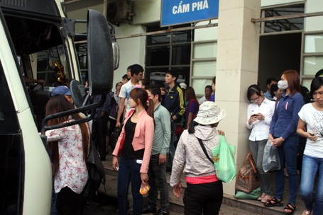 Bên trong bến, hàng ngàn người phải xếp hàng đợi xe