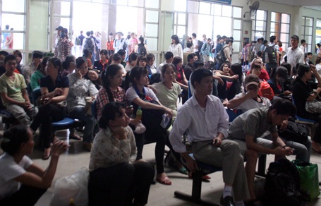 Mọi ngõ ngách trong bến xe đều đông nghẹt người