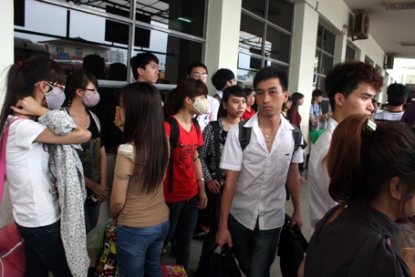 Mọi ngõ ngách trong bến xe đều đông nghẹt người