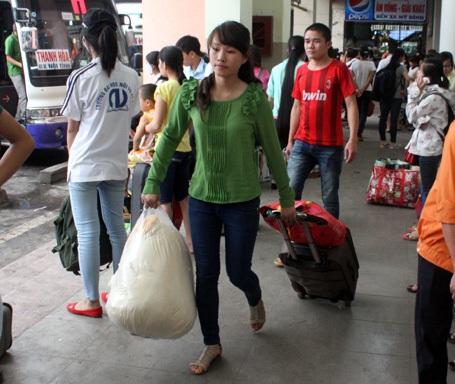 Tay xách nách mang, chật vật tìm nhà xe