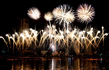 Người dân Việt Nam luôn háo hức được xem đốt pháo (ảnh Quang Phong)