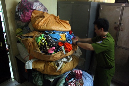 Một cửa hàng để xe không đúng quy định bị xử lý