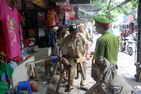 Các cửa hàng kinh doanh ồ ạt lấn chiếm vỉa hè làm nơi buôn bán