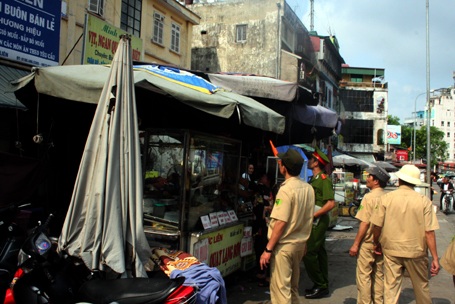 Các cửa hàng kinh doanh ồ ạt lấn chiếm vỉa hè làm nơi buôn bán