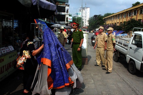 Các cửa hàng kinh doanh ồ ạt lấn chiếm vỉa hè làm nơi buôn bán