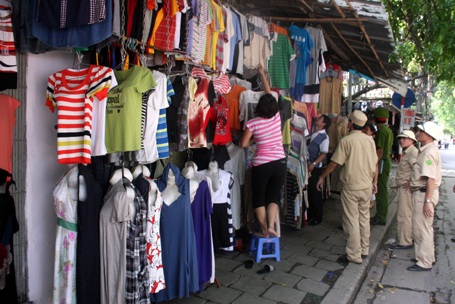 Các cửa hàng kinh doanh ồ ạt lấn chiếm vỉa hè làm nơi buôn bán