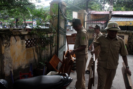 Một cửa hàng để xe không đúng quy định bị xử lý