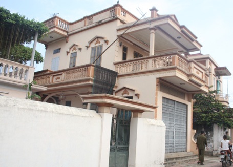 Xen giữa những ngôi nhà cổ ở Đường Lâm là những ngôi nhà 2 tầng