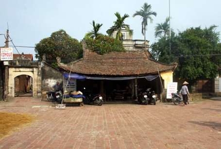 Những ngôi nhà kéo du khách đến làng cổ Đường Lâm