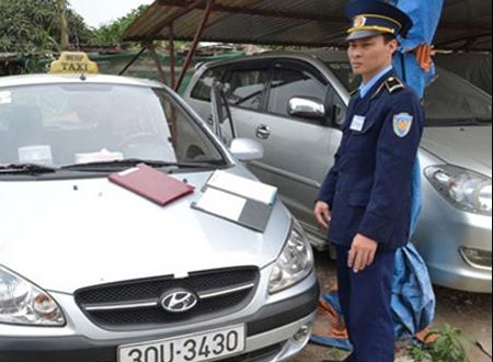 Xe của hãng taxi Trung Việt liên tiếp bị thanh tra giao thông xử lý