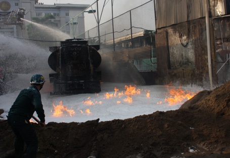 Cây xăng cháy thành biển lửa trước cổng bệnh viện 108
