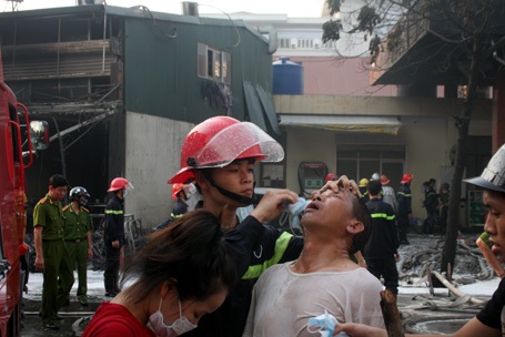 Hình ảnh một chiến sĩ cứu hỏa bị lửa đốt kiệt sức trong vụ cháy cây xăng