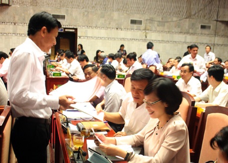 Lá phiếu tín nhiệm phát đến tận tay đại biểu HĐND thành phố