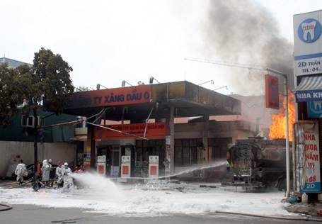 Toàn cảnh cây quân đội cháy dữ dội khiến lực lượng chữa cháy mất hơn 4 giờ mới dập tắt lửa