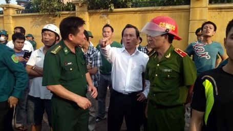 Ngọn lửa kinh hoàng "đốt" kiệt sức lính cứu hỏa - 15 Một số người dân bị bỏng nhẹ.