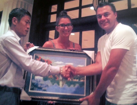 Vợ chồng du khách nước ngoài này đã đi taxi 2km và bị chém gần 500 nghìn đồng