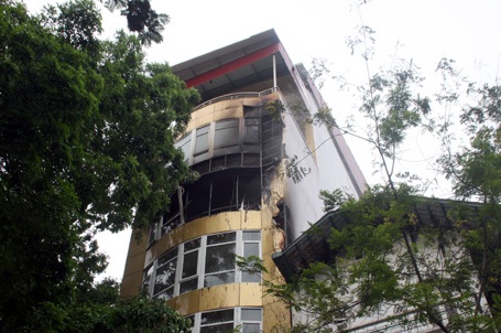 Tòa nhà 8 tầng bị cháy vào khoảng 16h15