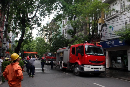 Hai xe cứu hỏa nhanh chóng được điều động đến hiện trường dập lửa