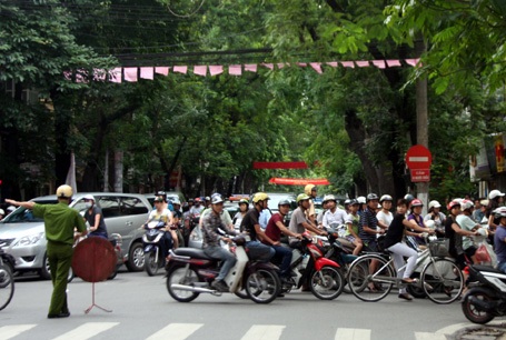 Tuyến phố Bà Triệu bị ùn tắc kéo dài