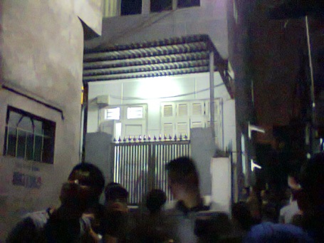 Hà Nội: 2 mẹ con treo cổ tự tử trong nhà - 1 Người dân bàng hoàng cái chết của hai mẹ con chị Nhung