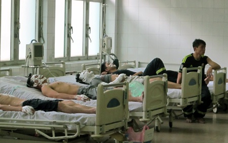 Ngọn lửa kinh hoàng "đốt" kiệt sức lính cứu hỏa - 12 Đám cháy được dập tắt, nhiều lính cứu hỏa phải nhập viện
