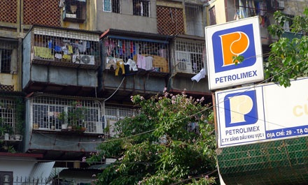 Nhiều cây xăng len lỏi trong khu dân cư (Ảnh: Việt Hưng)