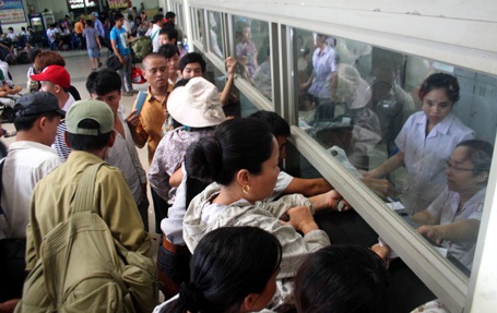 Sĩ tử vật vã rời thành phố