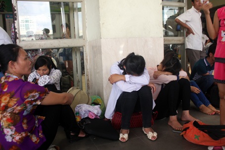 Thí sinh và người nhà tranh thủ chợp mắt trong khi đợi xe