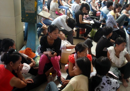 Thí sinh và người nhà tranh thủ chợp mắt trong khi đợi xe